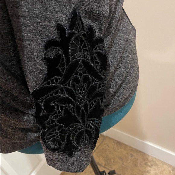 Maurices Dark Gray Long Sleeve Top with Black Velvet Embroidery XXL - Picture 5 of 9